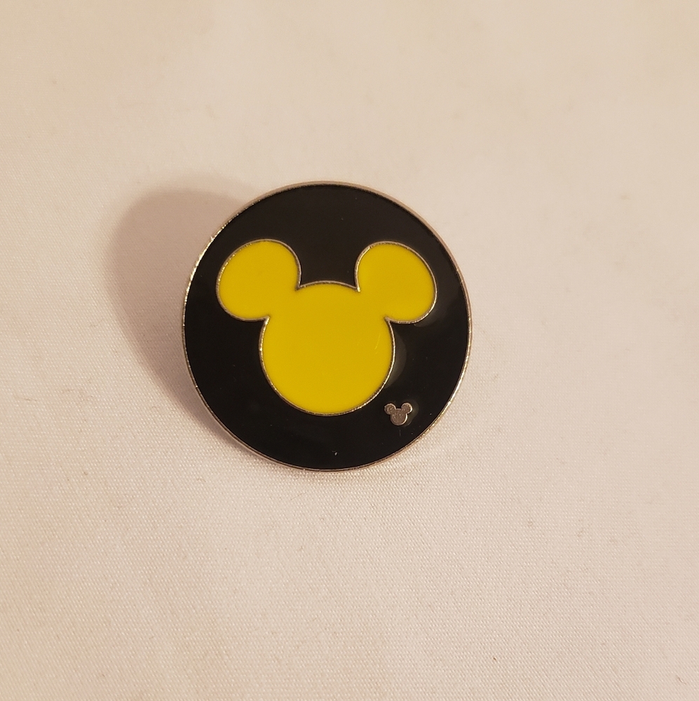 Disney Mickey Mouse Head Outline Pin